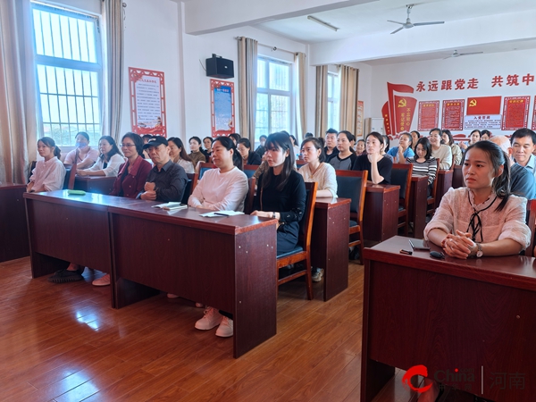 ​双向奔赴话教育 家校携手谱新篇——西平县柏城杨庄小学召开六年级家长会