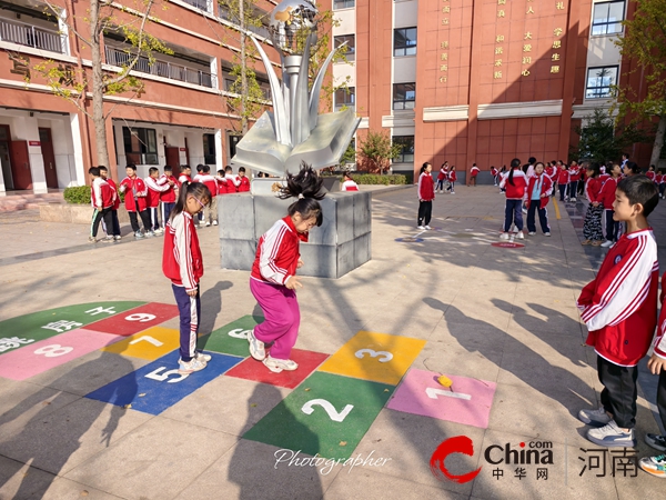 地面彩绘扮靓校园 炫彩童年乐在其中——驻马店市第五十九小学开展“地面游戏”进校园活动