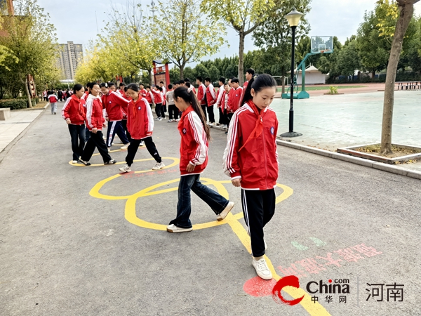 地面彩绘扮靓校园 炫彩童年乐在其中——驻马店市第五十九小学开展“地面游戏”进校园活动