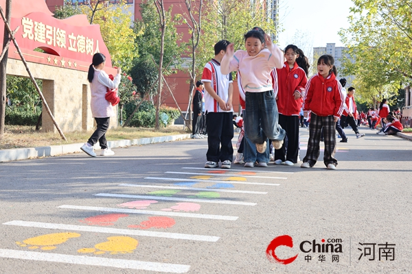 地面彩绘扮靓校园 炫彩童年乐在其中——驻马店市第五十九小学开展“地面游戏”进校园活动