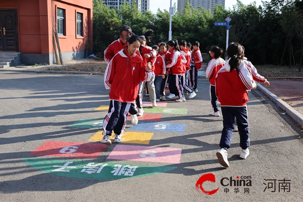 地面彩绘扮靓校园 炫彩童年乐在其中——驻马店市第五十九小学开展“地面游戏”进校园活动