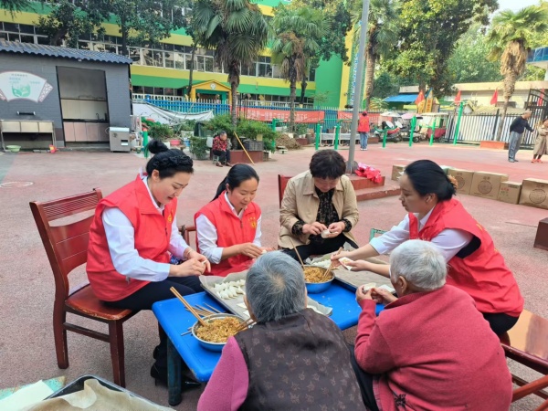 鄧州農(nóng)商銀行：積極開展“敬老月”活動(dòng) 做好養(yǎng)老金融大文章