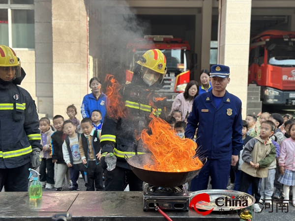 驻马店市实验幼儿园：萌娃学消防  致敬火焰蓝