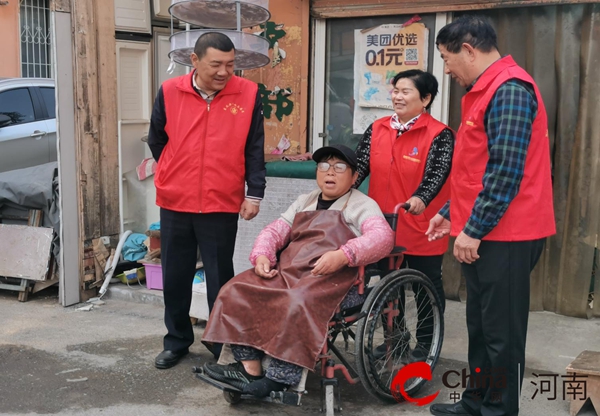  幸福和諧星——駐馬店市驛城區(qū)東風街道雪松路東段社區(qū)開展關愛轄區(qū)貧困家庭活動