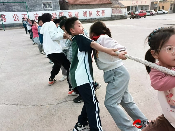 ​西平县重渠小学举行拔河比赛