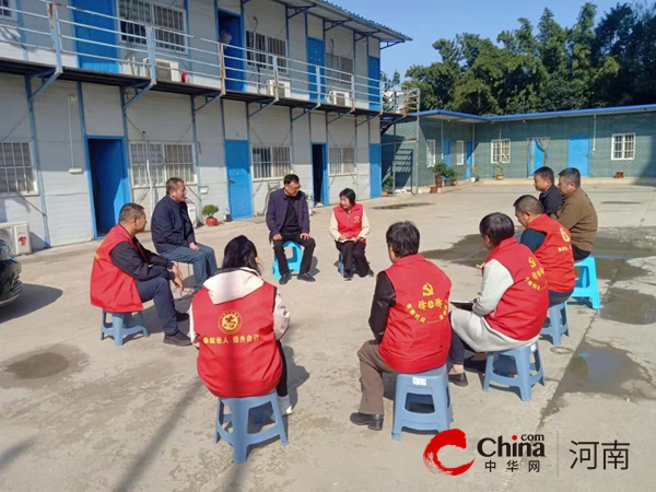 小板凳微课堂——驻马店市驿城区雪松街道纱厂社区党支部深入学习宣传贯彻党的二十届三中全会精神