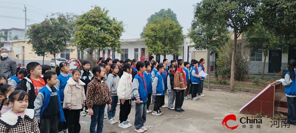  ​西平县重渠澍河坡小学举办“消防安全，生命至上”国旗下演讲活动