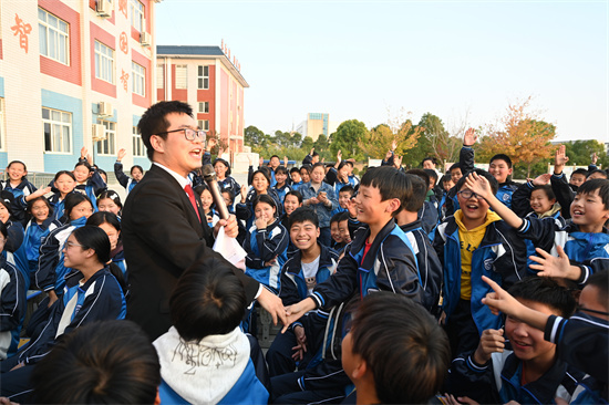 唐河县法院：送法进校园，暖阳映笑脸