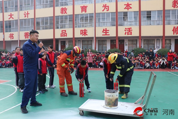 ​以“演”促防 以“练”护“航” 防患未“燃”——西平县第二小学举行消防安全演练及消防安全知识培训