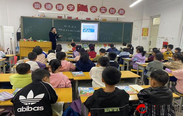 驻马店市第三十三小学一年级数学组开展组内听课交流活动