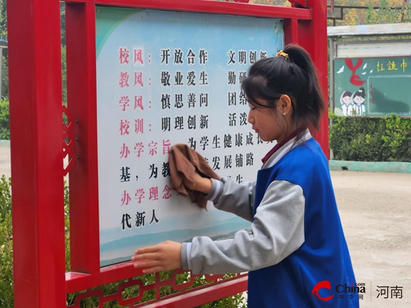 ​西平县重渠丁寨小学全体师生开展“校园大扫除 师生在行动”活动