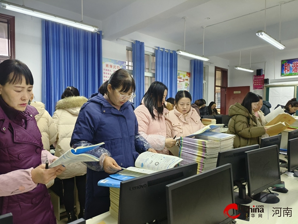 ​西平柏城三里湾小学开展作业教案检查活动