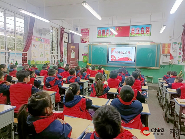 ​弘扬宪法精神 争做守法少年——西平县第三小学开展“学宪法”晨读活动