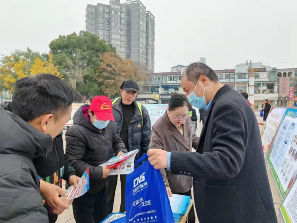 邓州市医保局开展“宪法宣传周”普法宣传活动