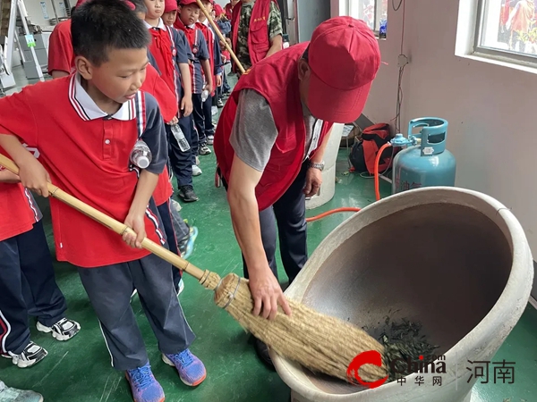 红色研学重温革命岁月 茶山体验感受劳动乐趣——驻马店市第二十一小学“红色教育+社会实践”纪实