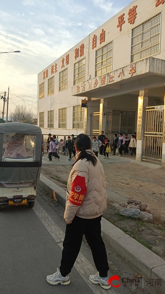 驻马店市驿城区朱古洞乡：真情建起“护学岗” “护校安园”有保障