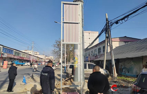 驻马店市驿城区板桥镇：执法队拆除违规广告牌 提升乡村形象