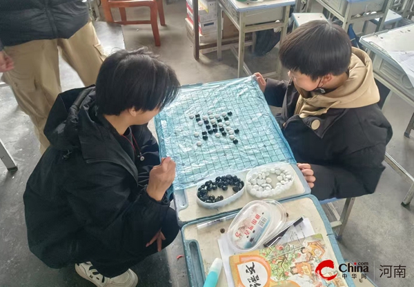 ​五子连珠 “棋”乐无穷——西平县重渠小学开展五子棋比赛