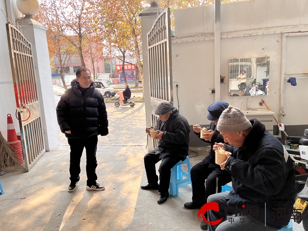 驻马店市驿城区东风街道前进路南段社区“情暖冬至 爱在邻里”包饺子活动