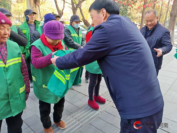 西平中原村镇银行：爱心捐赠衣物 温暖园林工人