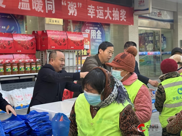 西平中原村镇银行：爱心早餐 温暖环卫工