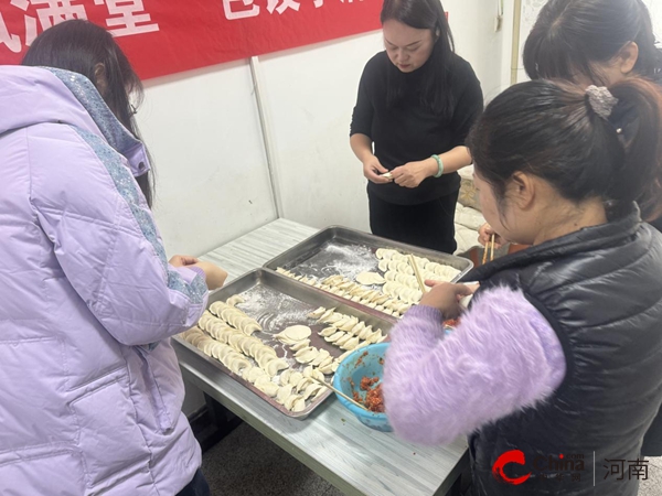 驻马店开发区金山办事处开展“情暖冬至时 饺香飘满堂”冬至包饺子活动