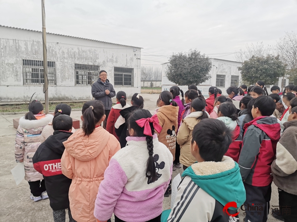 ​西平县专探东沟小学升旗集会：聚焦秋冬安全与期末复习