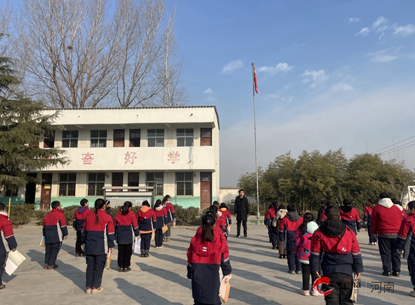 ​西平县师灵白庙小学开展防震疏散演练活动