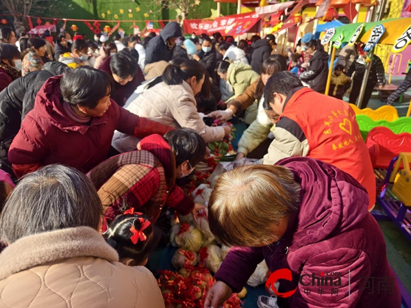 驻马店市驿城区东风街道办事处朝阳街社区开展“欢乐逛庙会 幸福迎元旦”志愿服务活动