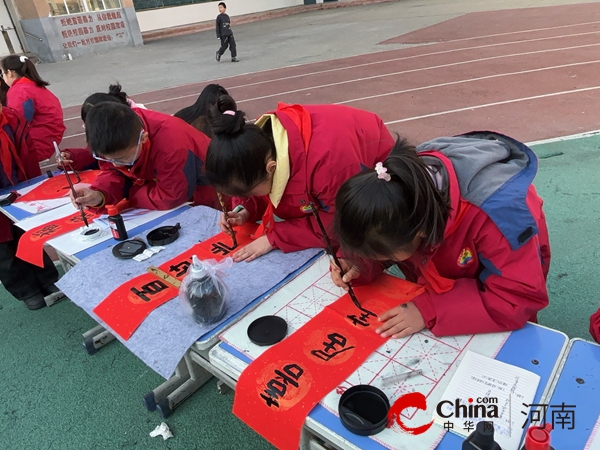 翰墨飘香 瑞蛇迎春——驻马店市第十二小学“写春联 迎新年 送祝福”活动圆满举行