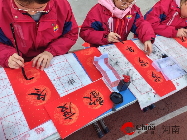 翰墨飘香 瑞蛇迎春——驻马店市第十二小学“写春联 迎新年 送祝福”活动圆满举行