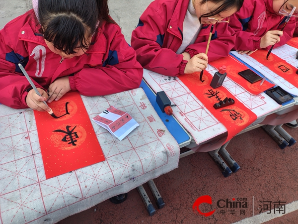 翰墨飘香 瑞蛇迎春——驻马店市第十二小学“写春联 迎新年 送祝福”活动圆满举行