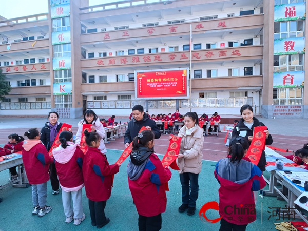 翰墨飘香 瑞蛇迎春——驻马店市第十二小学“写春联 迎新年 送祝福”活动圆满举行