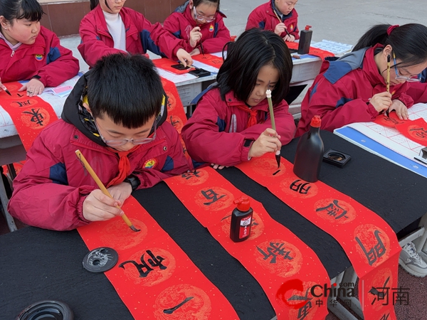 翰墨飘香 瑞蛇迎春——驻马店市第十二小学“写春联 迎新年 送祝福”活动圆满举行