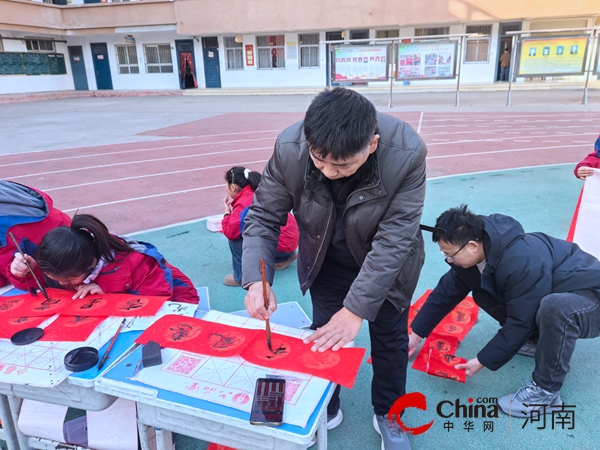 翰墨飘香 瑞蛇迎春——驻马店市第十二小学“写春联 迎新年 送祝福”活动圆满举行