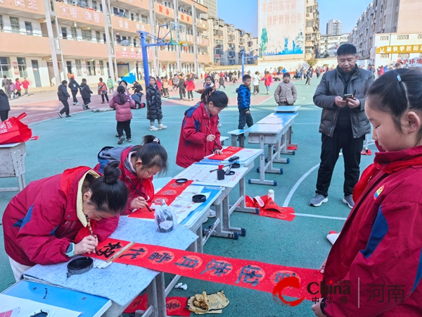 翰墨飘香 瑞蛇迎春——驻马店市第十二小学“写春联 迎新年 送祝福”活动圆满举行