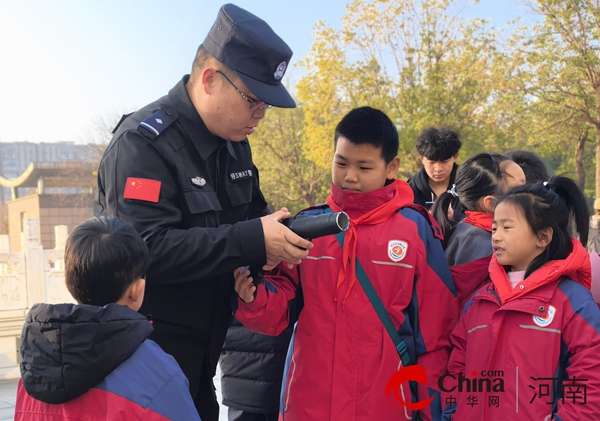 驻马店实验小学：红领巾探秘警营  小体验感受大责任