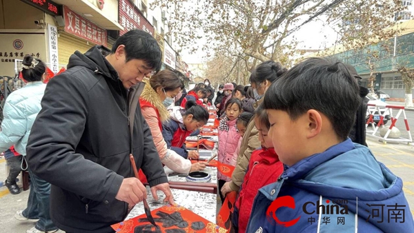 駐馬店市驛城區(qū)南海街道練江社區(qū)：迎春納福送春聯  點亮“幸福和諧星”