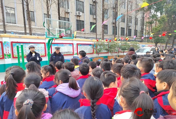 ​西平县柏城邵庄小学开展寒假前夕交通安全进校园活动 筑牢寒假“平安路”