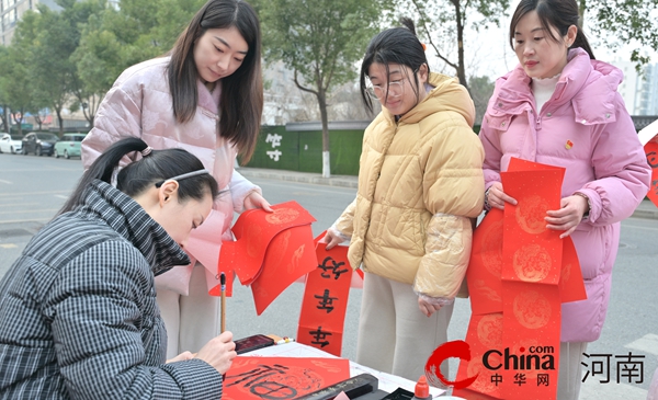 驻马店实验小学：翰墨飘香迎新春  义写春联送祝福