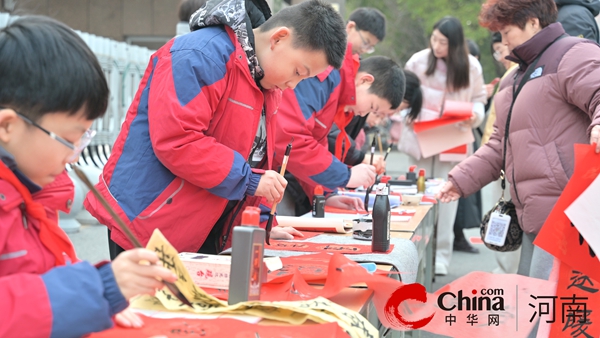 驻马店实验小学：翰墨飘香迎新春  义写春联送祝福