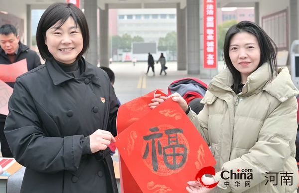 驻马店实验小学：翰墨飘香迎新春  义写春联送祝福