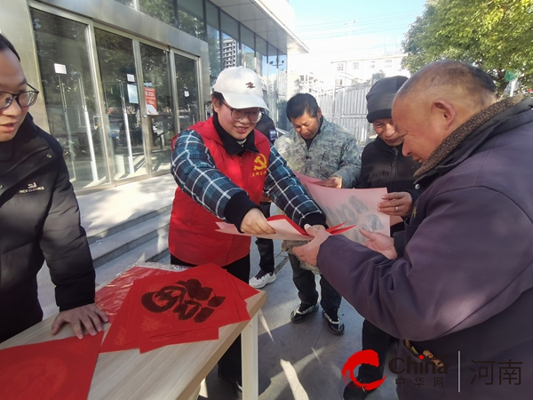 驻马店市驿城区人民街道风南社区联合驿城区总工会、共青团驿城区委开展“春联送福进万家”文化惠民志愿服务活动