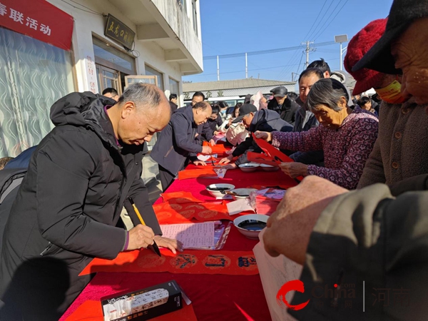 驻马店市驿城区诸市镇：义写春联送祝福 笔墨飘香暖人心