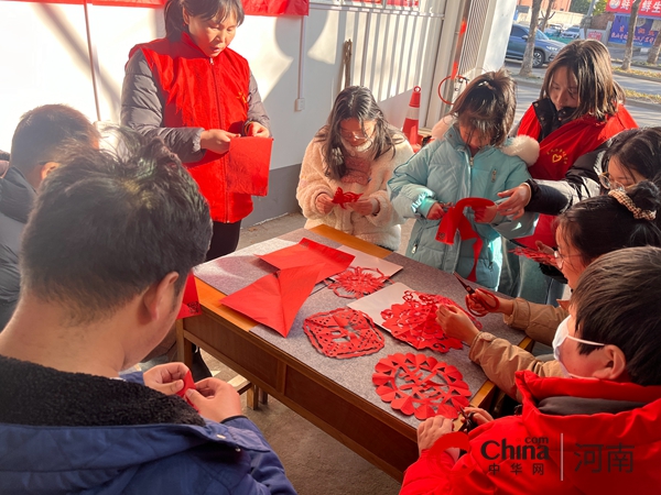 驻马店市驿城区东风街道前进路南段社区开展“我们的节日·欢乐中国年”新春剪纸主题文明实践活动