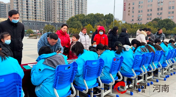 挥毫泼墨送祝福 巧剪窗花喜迎春——驻马店市第四中学开展春节系列社会实践活动