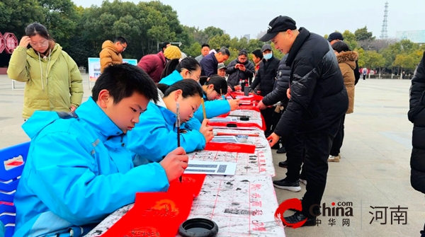 挥毫泼墨送祝福 巧剪窗花喜迎春——驻马店市第四中学开展春节系列社会实践活动