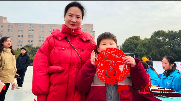 挥毫泼墨送祝福 巧剪窗花喜迎春——驻马店市第四中学开展春节系列社会实践活动