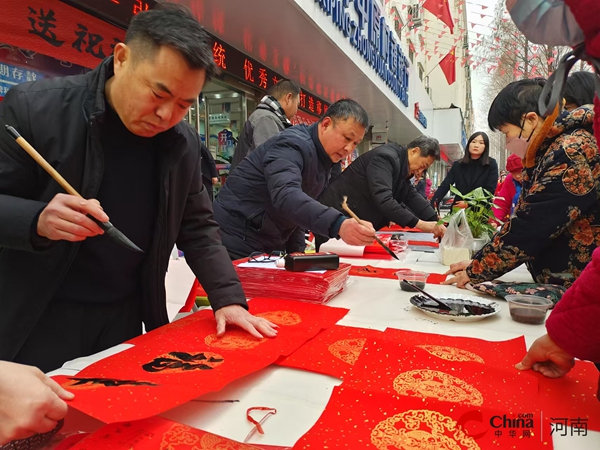 弘扬传统文化风采，打造移风易俗新风尚 ——西平中原村镇银行组织开展“迎新春 写春联 送祝福”及“幸运大抽奖”活动