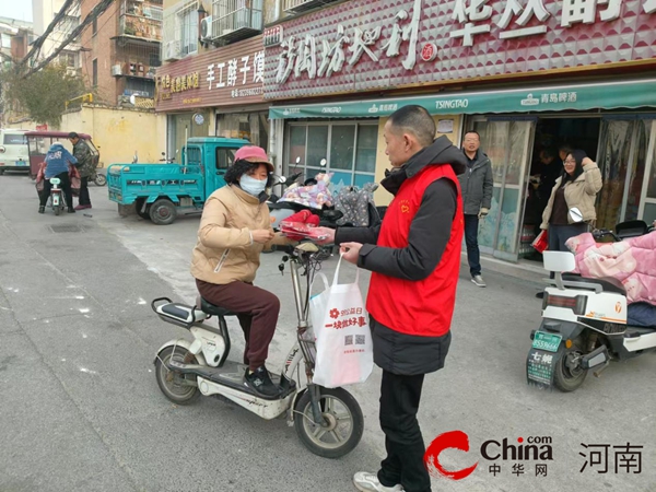 駐馬店市驛城區(qū)老街街道開展“迎新春 送春聯(lián)”活動